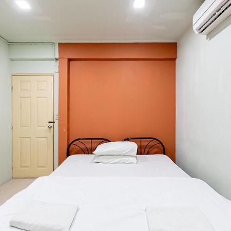 Freesia Saladaeng Silom Apartments Bangkok Esterno foto