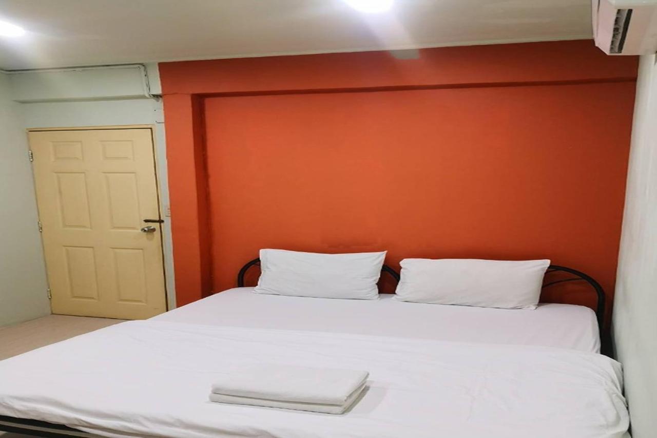 Freesia Saladaeng Silom Apartments Bangkok Esterno foto