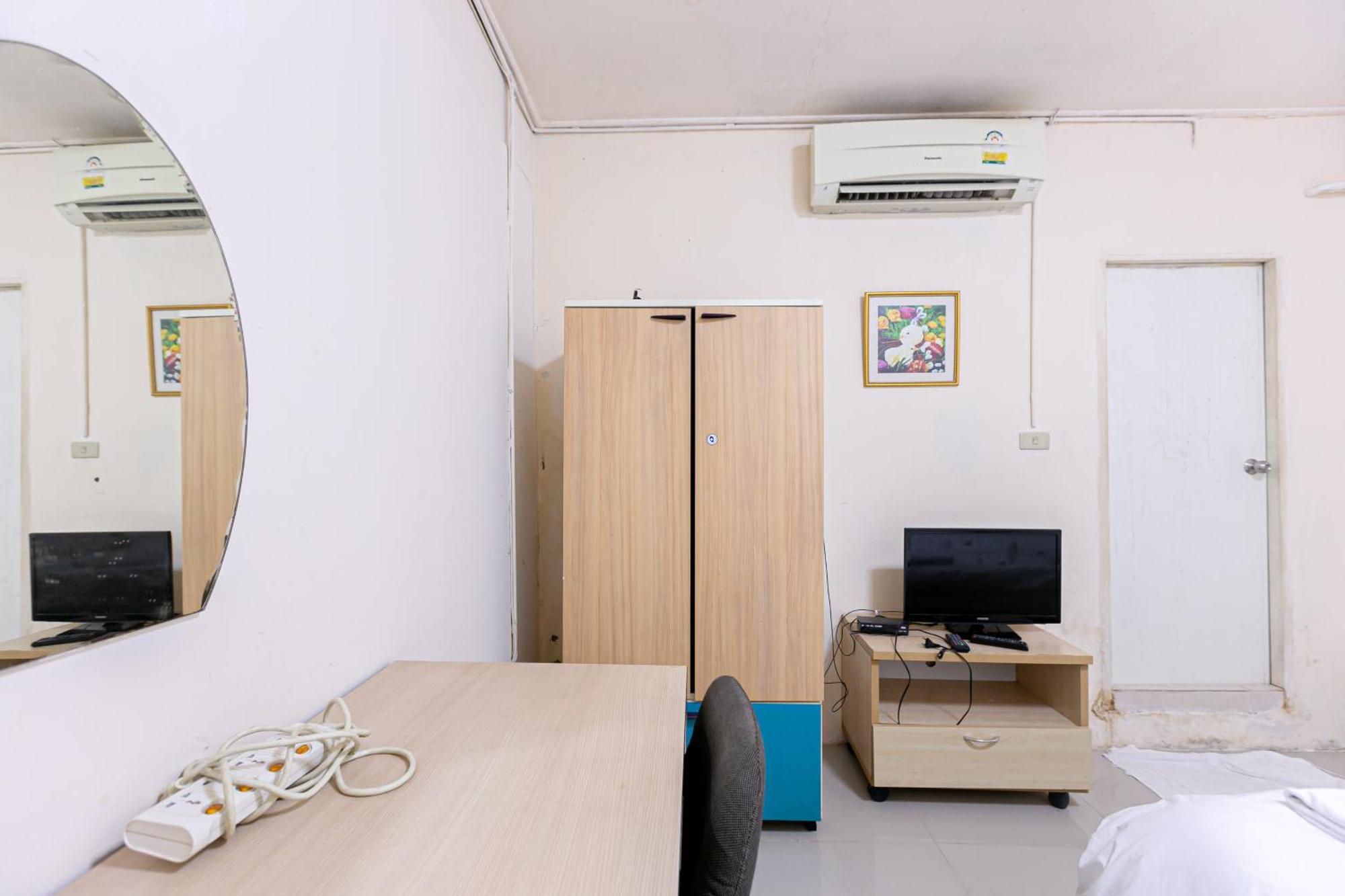 Freesia Saladaeng Silom Apartments Bangkok Esterno foto