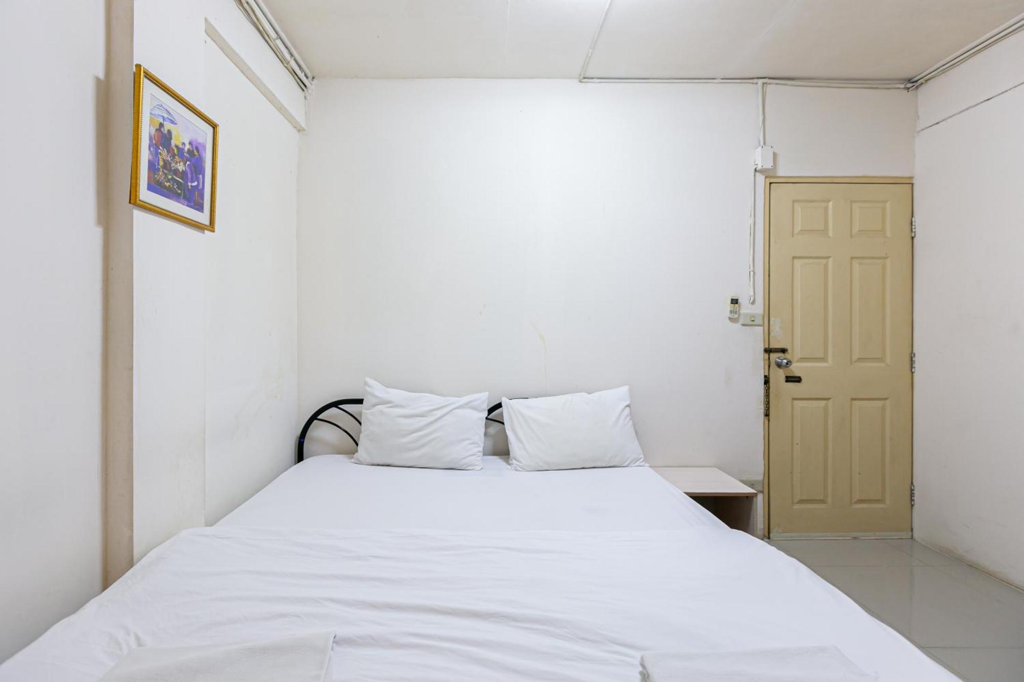 Freesia Saladaeng Silom Apartments Bangkok Esterno foto