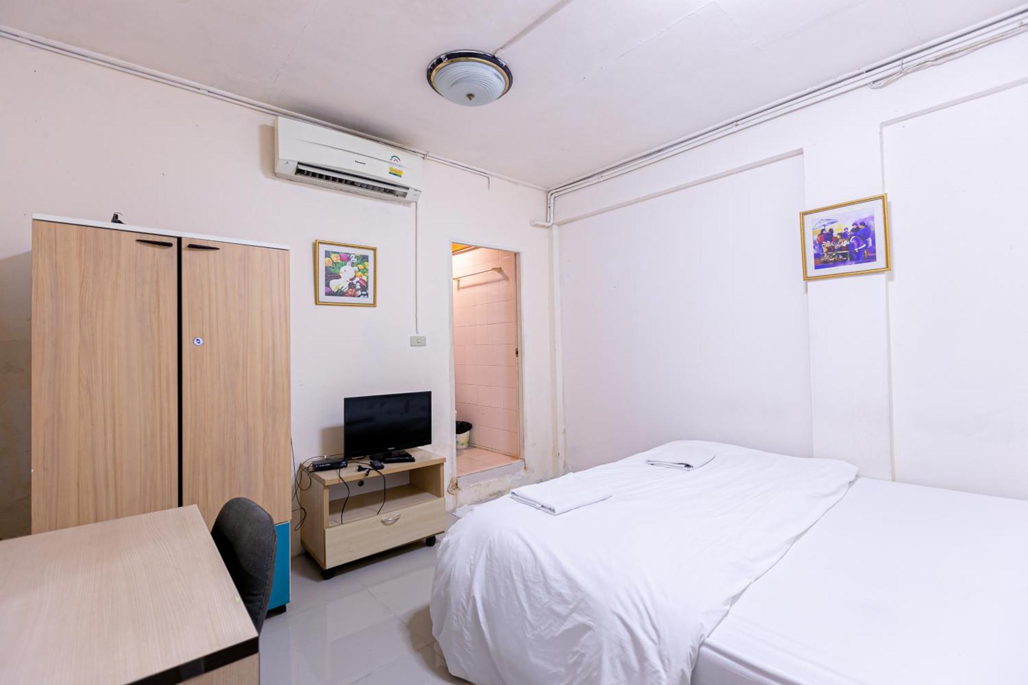 Freesia Saladaeng Silom Apartments Bangkok Esterno foto