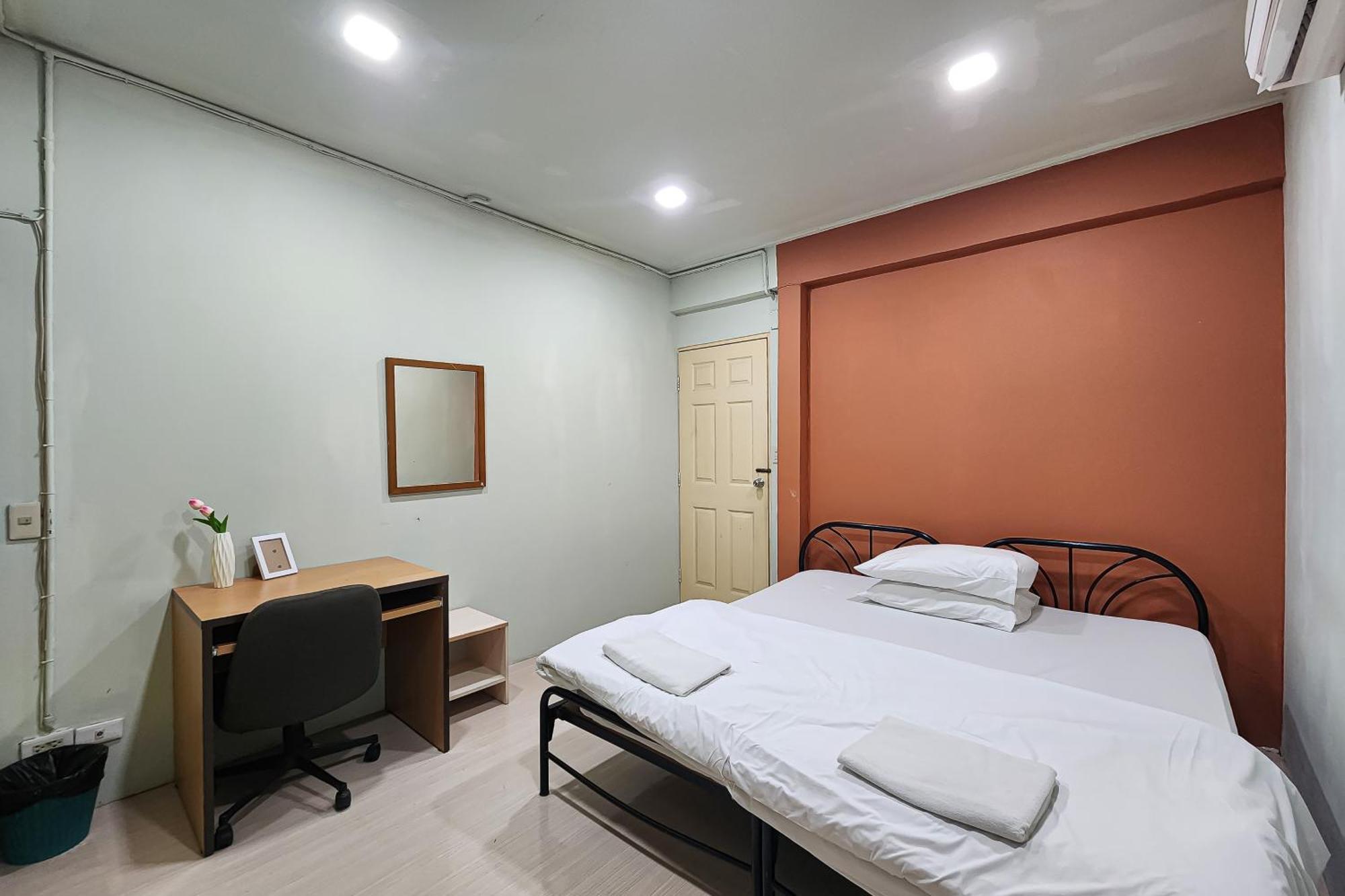 Freesia Saladaeng Silom Apartments Bangkok Esterno foto