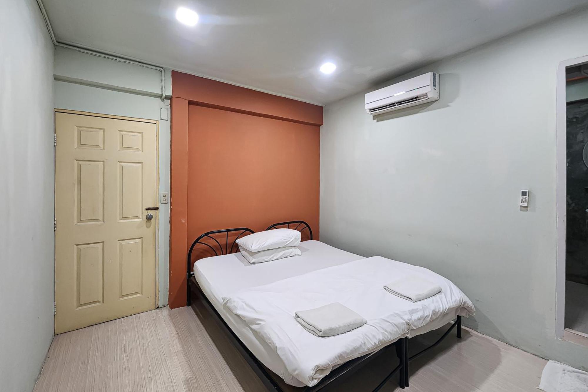 Freesia Saladaeng Silom Apartments Bangkok Esterno foto