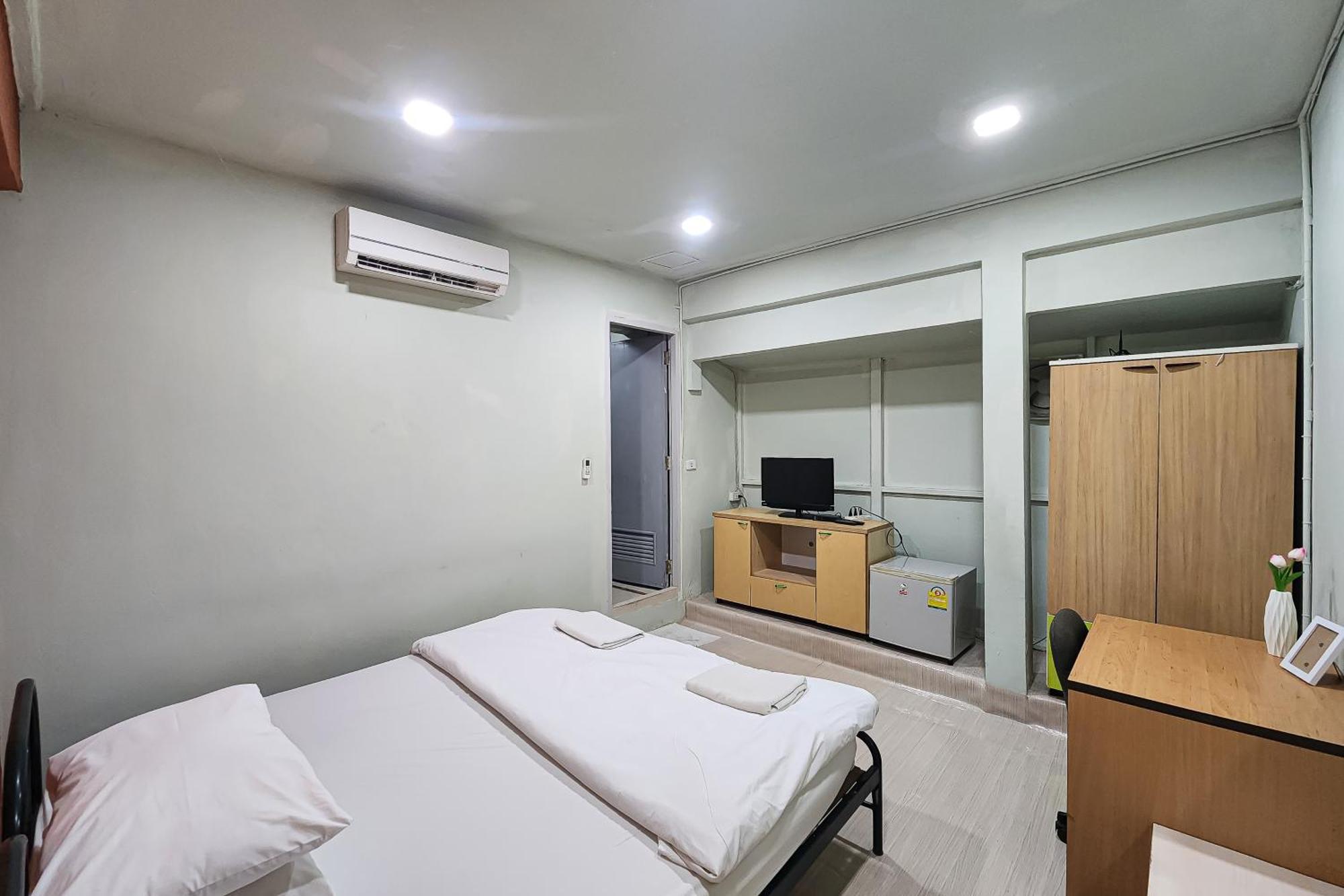 Freesia Saladaeng Silom Apartments Bangkok Esterno foto
