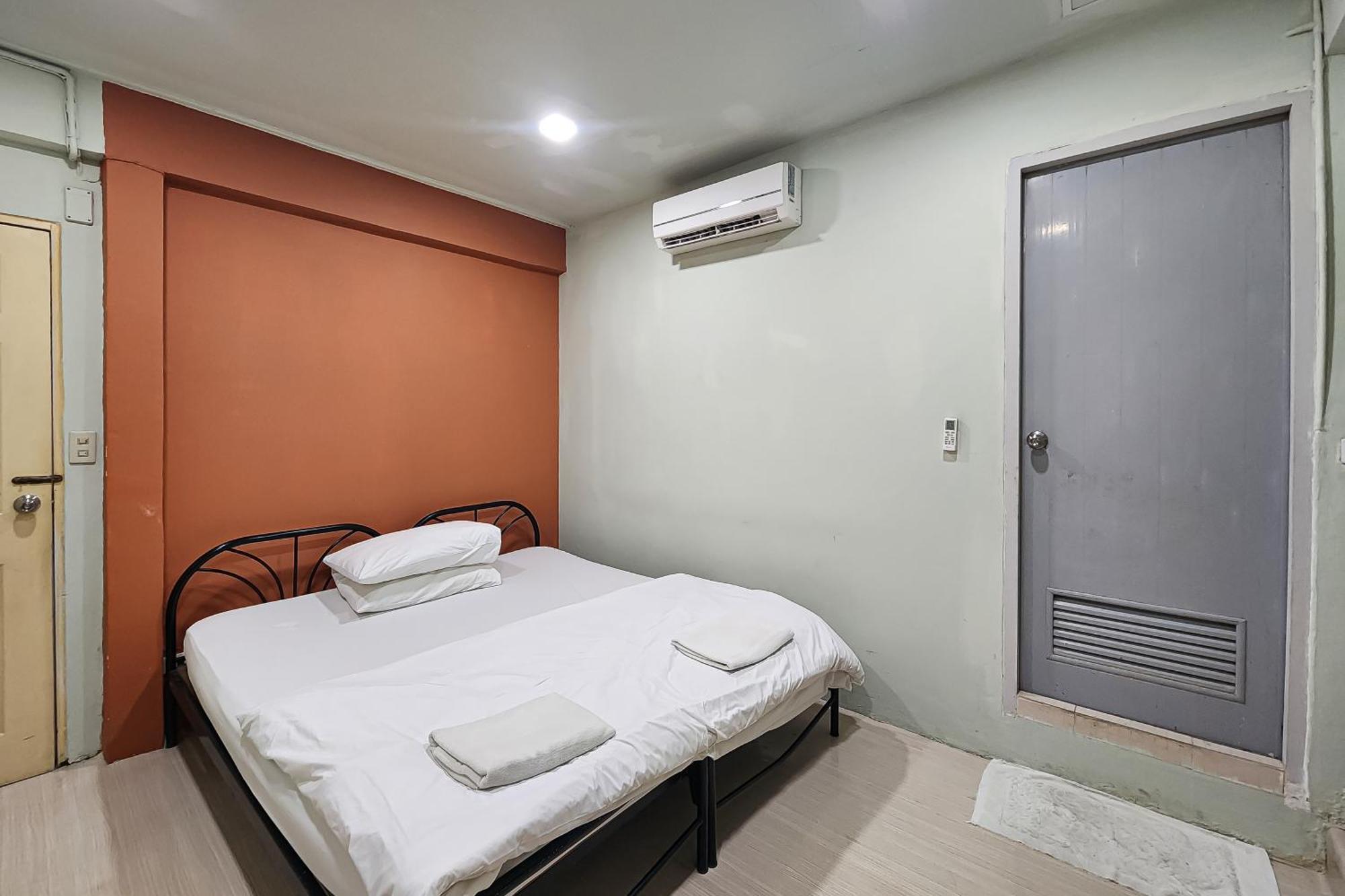Freesia Saladaeng Silom Apartments Bangkok Esterno foto