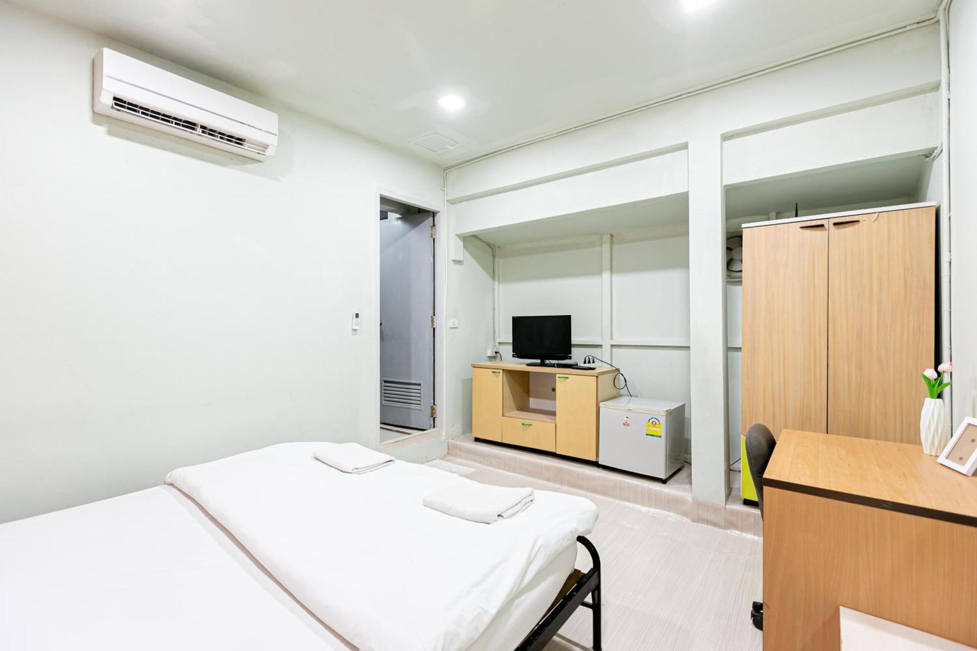 Freesia Saladaeng Silom Apartments Bangkok Esterno foto
