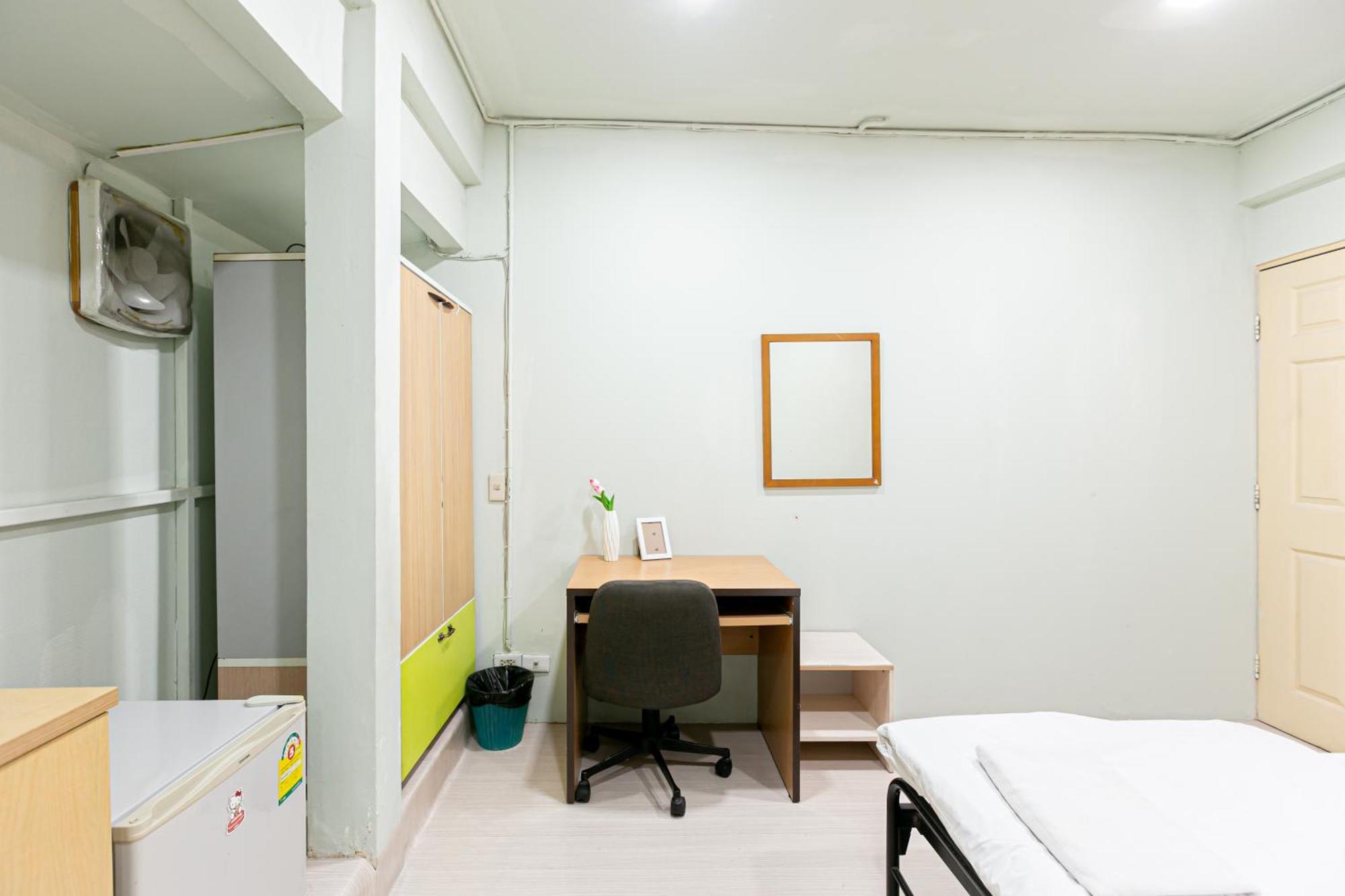 Freesia Saladaeng Silom Apartments Bangkok Esterno foto