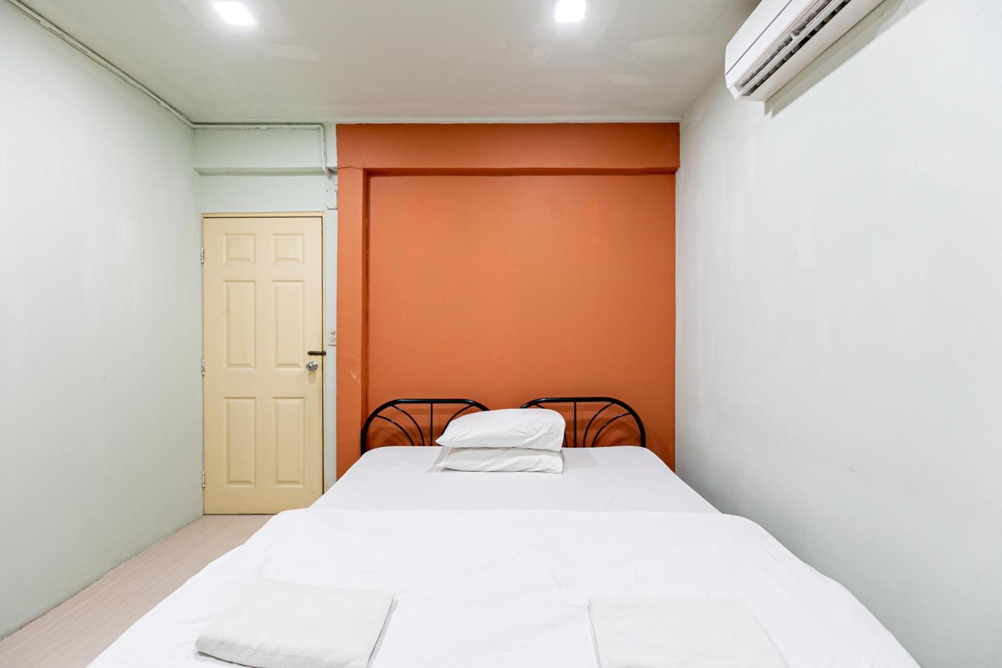 Freesia Saladaeng Silom Apartments Bangkok Esterno foto