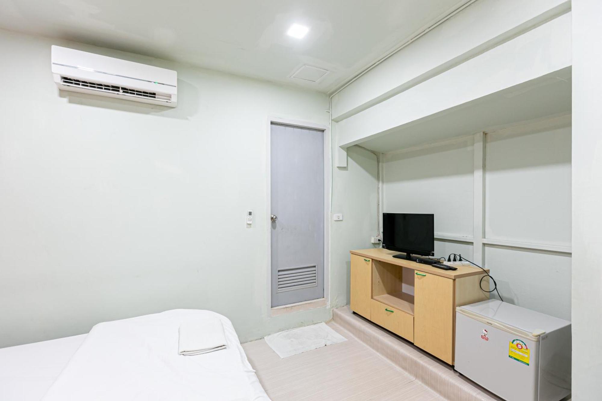 Freesia Saladaeng Silom Apartments Bangkok Esterno foto