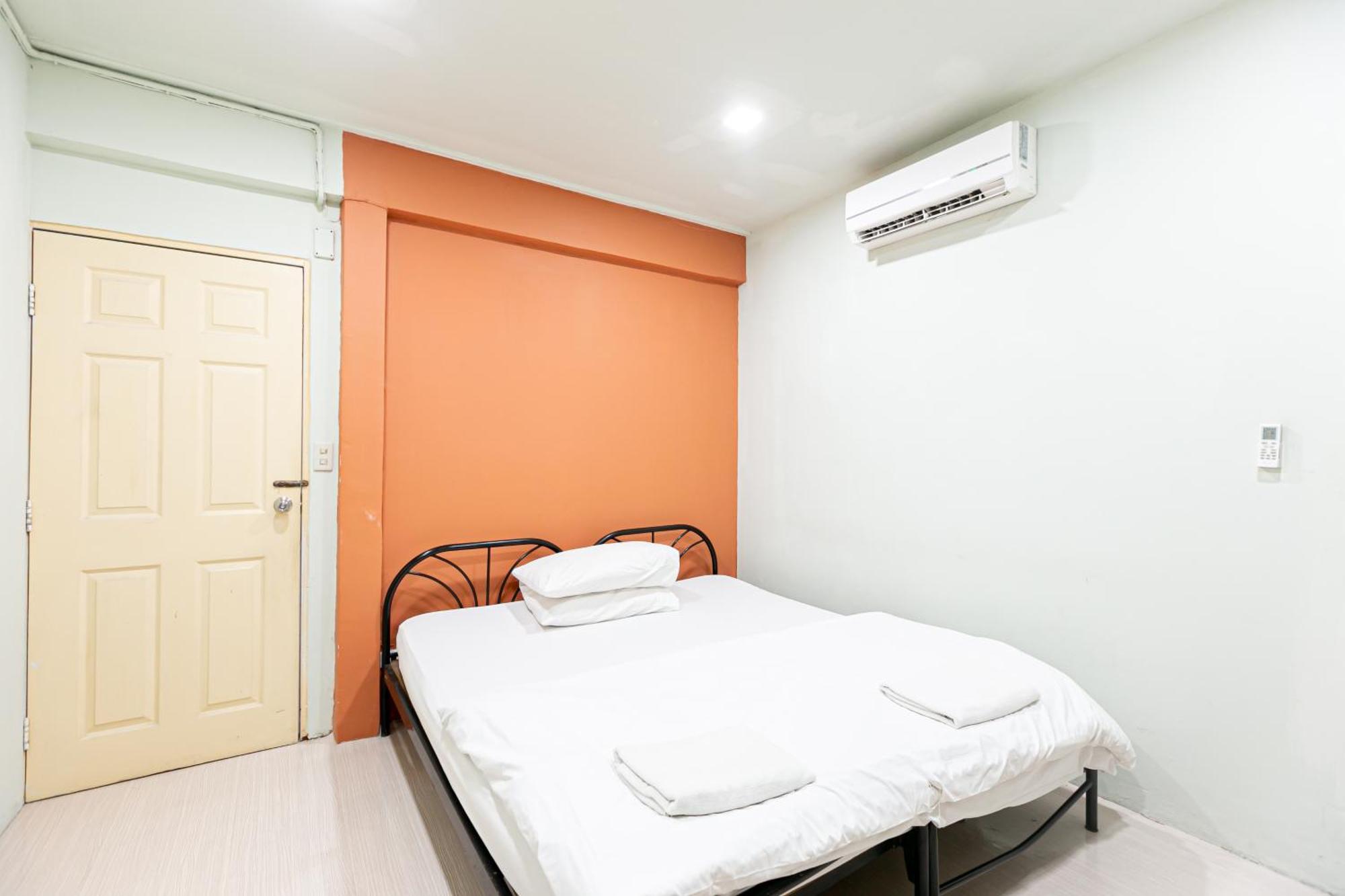 Freesia Saladaeng Silom Apartments Bangkok Esterno foto
